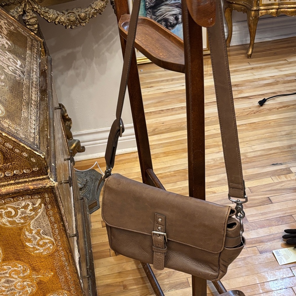 Elegant Tan Leather Men's Messenger Bag
